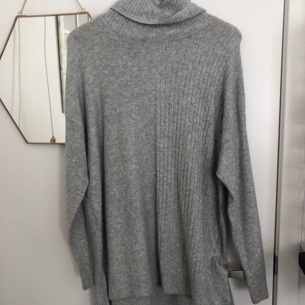 Turtle neck knit sweater